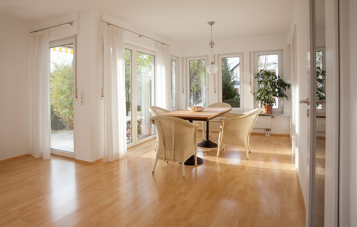 Großzügiger Wohnbereich mit Fensterfront und natürlichem Licht Wohnbereich mit Esszimmer und großer Fensterfront, die viel Licht in den Raum bringt.