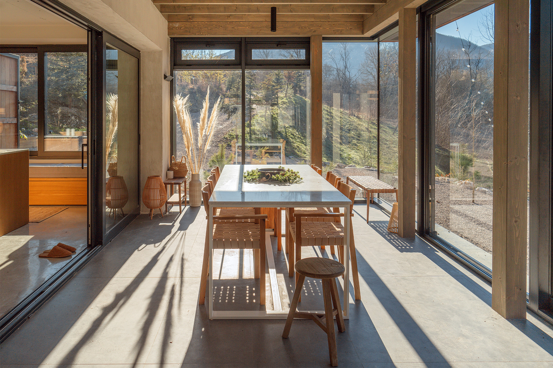 Essbereich mit Panoramafenstern und Naturblick Essbereich mit großen Panoramafenstern und Blick auf die Natur.